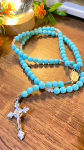 Kalung rosario akrilik biru muda 77 bapa kami