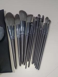 19Pcs Silver Makeup Brushes Set with Bag & Makeup Sponges Soft Dense hair for Full Face Makeup Foundation Blush Eyeshadow