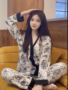 ชุดนอนผู้หญิงคอวีผ้ากำมะหยี่บางฤดูใบไม้ร่วง/ฤดูหนาว ชุดนอนสองชิ้น สไตล์จีนโบราณ สวมใส่สบาย ผ้าไหมน้ำแข็ง