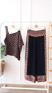 ONE SET TANK TOP TARZAN HITAM KAWUNG ONE SHOULDER TANGAN BUNTUNG SETELAN BAWAHAN KULOT BATIK HIGH WAIST SET OUTERWEAR SET CULLOTE BATIK MODERN SETELAN KOMBINASI BATIK SET PASANGAN BATIK MODERN