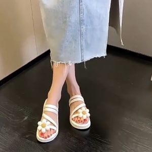 LHSunday FLASH SALE รองเท้าเฟชั่นผู้หญิง ดูดีมินิมอล 3 สีให้เลือก: ดอกไม้น่ารัก สาวๆควรมีติดตู้ไว้ สินค้าดีมีคุณภาพ โทนสีเฟชั่น ใส่ได้ทุกโอกาศ