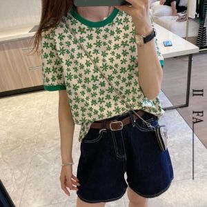 LHSunday สินค้าขายดีพร้อมส่ง เสื้อแฟชั่นผู้หญิงสกรีนลาย งานสวย ดีไซน์พิมพ์ลายดอกสุดเก๋ พร้อมส่งให้เลือกซื้อหลายสี รุ่นนี้เนื้อผ้านิ่ม ใส่สบายมาก ราคาดีแบบนี้ห้ามพลาด รีบเลย