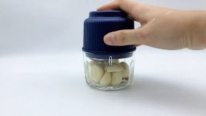 เครื่องปั่นกระเทียม USB ครื่องปั่นพริก เครื่องบดกระเทียม ที่บดกระเทียมไฟฟ้า เครื่องบดไฟฟ้าอเนกประสงค์ 300ML ไร้สาย ปั่นอาหาร USB garlic blender