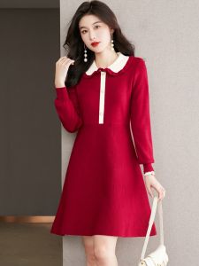 ชุดเดรสสเวตเตอร์ถักผ้าขนสัตว์สีแดงหรูหราสำหรับผู้หญิงในฤดูหนาว คอตุ๊กตา กระโปรงทรงเอ ชุดเดรสยาวคลุมเข่า ชุดเดรสสีแดงสำหรับงานปีใหม่