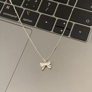 สร้อยคอหวานๆ เครื่องมือสร้างความงามแฟชั่นสีเงินผู้หญิงจี้ผีเสื้อแบบเรียบง่าย เกาหลีสำหรับของขวัญที่สวยงามวัน ให้กับนักเรียน