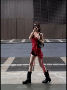 เสื้อกล้ามแขนกุดลายดอกไม้สีแดงสไตล์ย้อนยุคสำหรับสาวฮอต เสื้อเชิ้ตคอวีทรงเข้ารูปเอวสูง ทรงหลวม แขนกุด