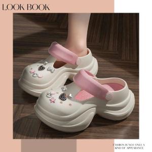 ดอกไม้หน้าแฮปปี้ รองเท้าแตะเสริมส้นงานหัวโต สไตล์หวานแอนคูล พื้นหนางานสวยสวมใส่สบาย สะดวกสบายไม่ลื่น ทันสมัยเหมาะใส่ไปเที่ยว