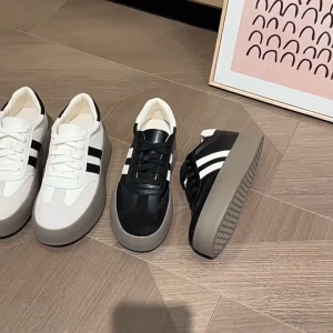 รองเท้าผ้าใบผู้หญิง รองเท้าลำลองส้นแบนแฟชั่น ทำจากวัสดุ PU ดูดซับแรงกระแทกต้านเชื้อแบคทีเรีย อเนกประสงค์ รองเท้าฝึกหัดวินเทจ ไซส์ 36-45 แฟชั่นเกรด A+ แนะนำให้เพิ่ม 1 ไซส์