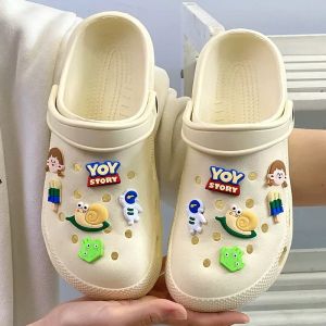 Fleece-lined Hole Shoes Female Winter Cute Cartoon Thick Sole Non Slip Home Outwear Heattech Student Nurse Closed Toe Cotton Slippers