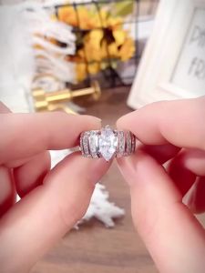 Huitan Brilliant CZ Pha Lê Nhẫn Đính Hôn Cho Nữ Hợp Thời Trang Hình Học Cô Dâu Hôn Nhân Trang Sức Dự Tiệc Prong Thiết Lập Đám Cưới Ban Nhạc