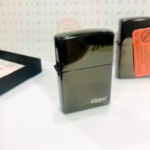 Bật lửa ZIPPO màu Đen môc đáy La Mã loại trơn bóng Kim Ánh nhập hàng cao cấp vỏ bằng đồng có dán tem đỏ