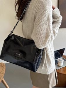 Trendy Silver Chain Crossbody Bag Womens Soft Surface Large Capacity Fashionable All-Match Shoulder Bag Casual Daily Use