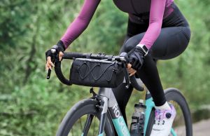 ROCKBROS กระเป๋าแฮนด์จักรยานความจุ 1.5L สะท้อนแสงขี่จักรยานอุปกรณ์เสริมสำหรับจักรยานกลางแจ้งตาข่ายเก็บของหลังเบาะที่สะดวก