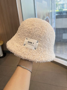 สไตล์เกาหลี หมวกถังขนแกะผู้หญิง ฤดูหนาว Face พรางหุ่น อุ่น ลำลอง หมวกชาวประมงตุ๊กตาปีกสั้นทุกคู่