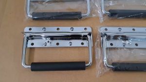 มือจับตู้สปริงเปลือย รหัส SW-1005 หูจับตู้แร็คเครื่องเสียง หูยกกล่อง อุปกรณ์สำหรับยึด วัสดุเหล็กชุบโครเมี่ยมเงา แข็งแรงได้มาตรฐานสินค้าอยู่ไทย มีหน้าร้าน จัดส่งทุกวัน