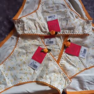 CD CELANA DALAM KATUN  MOTIF EMBOS BUNGA  WARNA MENARIK ISI 3 PCS BB MAX 55 KG