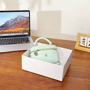 Deere Jack กระเป๋าสะพายผู้หญิง กระเป๋า สะพาย หญิง กระเป๋าหนังสะพายข้าง กระเป๋าถือพกพา กระเป๋าสะพายนักเรียน กระเป๋าสะพายข้างของผู้หญิงกระเป๋าถือแฟชั่นรุ่นใหม่กลิ่นหอมขนาดเล็กสไตล์เพชรกระเป๋าสะพายไหล่สายโซ่