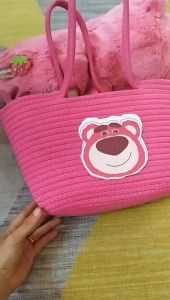 Túi Xách Đan Lát Thủ Công In Hình Gấu Dâu Tây Dễ Thương Trùm Sỉ Gia Thành