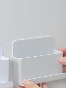 Rak Tempel Dinding untuk Remote Control Smartphone Holder All-in-One yang Hemat Ruang Desain Minimalis Cocok Untuk Kamar Ruang Tamu Dan Kantor