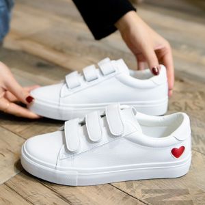 รองเท้าผ้าใบสีขาวรุ่นใหม่สำหรับผู้หญิง ทรงหัวมน ส้นแบน พื้นยาง ฤดูใบไม้ผลิและฤดูใบไม้ร่วง รองเท้าผ้าใบแบบสวมสบายสำหรับนักเรียน