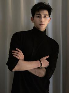 เสื้อยืดคอปกสูงทรงสลิมฟอกสีดำสำหรับผู้ชาย เสื้อชั้นในขนแกะ เสื้อเชิ้ตแขนยาวสไตล์อเมริกัน ทรงหลวม ปกติ