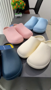 รองเท้าแบบสวมหัวโต Konnichiwa ใส่ได้ทั้งชายหญิง EVA รุ่น AKARI พื้นนิ่มใส่ทน พื้นถอนซักได้ ขนาด 35-45 มี 7 สีให้เลือก น้ำหนักเบา สะดวกสบาย ผลิตในประเทศไทย (H28)