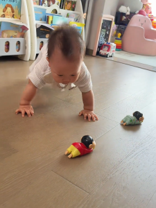 Crayon Shinchan Wind-Up Crawling Toy Interactive Educational Plaything for Toddlers Creative Stress Relief Inflatable Toy