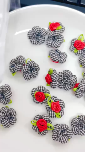 ดอกไม้ 02 ดอกไม้ผ้า กุหลาบ ลายสก็อต ขนาด 2.8cm ด สำหรับติดกิ๊บ ติดเสื้อ ยางมัดผม พวงกุญแจ อกไม้ตกแต่งชิ้นงาน อุปกรณ์งานฝีมือ DIY