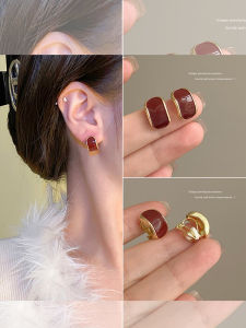 ต่างหูรูปดอกไม้สีแดงขนาดเล็กสไตล์ย้อนยุคแบบใหม่สำหรับผู้หญิง ไม่ต้องเจาะรู ต่างหูแบบหมุนได้ ต่างหูเคลือบด้วยอีนาเมล