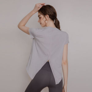 เสื้อยืดคอกลมแขนสั้นทรงหลวมสำหรับผู้หญิง ชุดโยคะ ฟิตเนส วิ่ง ฤดูใบไม้ร่วง/ฤดูหนาว เสื้อผ้ากีฬา ผ้าโพลีเอสเตอร์ ระบายอากาศได้ดี แขนสั้น ปกติ