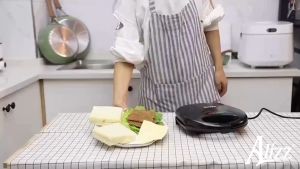 Máy Nướng Bánh Mì Sandwich Hình Gấu Mặt Cười ALIZZ AL 13593 750W Nướng Bánh Mì Tiện Dụng Dễ Dàng