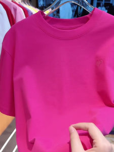 เสื้อยืดคอกลมหลวมๆ ทรงเข้ารูปสำหรับผู้ชาย ปักลายหัวใจสีชมพู ทรงหลวมๆ ทรงเข้ารูป ทรงเข้ารูป แขนสั้น ฤดูร้อน 2025