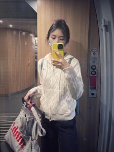 เสื้อสเวตเตอร์ถักสีขาวสไตล์เกาหลีสำหรับผู้หญิง ทรงหลวม แขนยาว ปกโปโล คอตั้ง ทรงสั้น เสื้อคาร์ดิแกนเปิดหน้า ทรงเข้ารูป