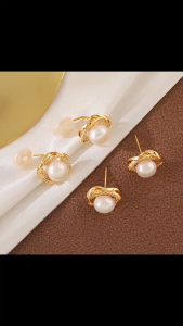 ต่างหูคละเเบบสำหรับผู้หญิง งานไข่มุกเเต่งขอบสีทอง