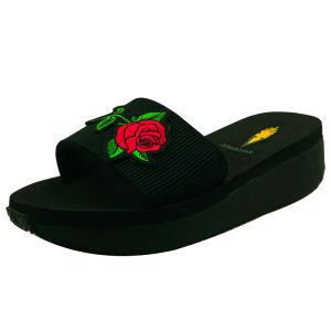 รองเท้าแตะส้นเตี้ยพื้นหนาลายดอกกุหลาบสีแดงปักลายฤดูร้อนปี 2021 รองเท้าแตะชายหาดสำหรับผู้หญิง สวมใส่สบาย ป้องกันการลื่น