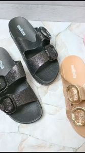 Mels Cozy Glitter Sandal Flat 35807: Desain Gaya Kasual