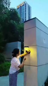 ติดผนังโซล่าเซลล์ 500W ไฟปักสนาม โคมไฟหัวเสา กันน้ํา ไฟ 4 สี  ส่องต้นไม้และสวน พลังงานแสงอาทิตย์ เปิด-ปิดอัตโนมัติ