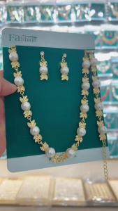 Noble and Luxurious Pearl Necklace Earring Set Suitable for Fashionistas Gathering Shopping and Exploring Store Accessories