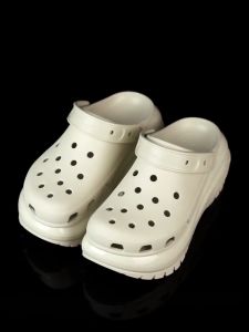 Crocs แท้ crocs CLASSIC MEGA CRUSH CLOG สําหรับผู้หญิง รองเท้าแตะส้นหนา รองเท้าแตะเพื่อสุขภาพผู้หญิง ผู้สูงสาม กระบวนการหนั่นสูงสระ #207988