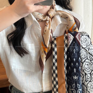 ผ้าพันคอไหมสีน้ำตาลสไตล์ย้อนยุคสำหรับผู้หญิง ผ้าพันคอสี่เหลี่ยมเล็กแบบมีสไตล์หรูหรา ฤดูใบไม้ร่วง 2025 ผ้าไหมเทียม ลายเรขาคณิต