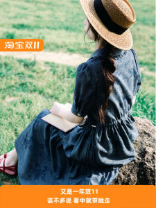 ชุดเดรสยาวลายดอกกุหลาบสีน้ำเงินสไตล์ฝรั่งเศสพิมพ์ครึ่งตัว ทรงหลวมสบาย ๆ สำหรับใส่ไปทำงาน แขนสั้น คอวี กระดุม ผ้าฝ้ายผสมโพลีเอสเตอร์