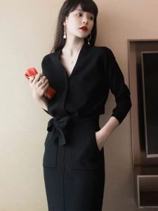 ชุดผู้หญิงดูแพงชุดเดรสผ้าถักสไตล์ฝรั่งเศสเรียบหรูแบบเซเลบริตี้ชุดสองชิ้นสไตล์ออเดรย์เฮปเบิร์นสำหรับทำงานระดับไฮเอนด์