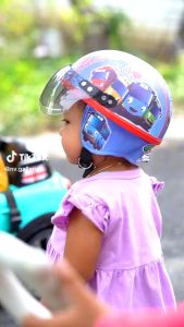 Helm Anak Retro Hello Kitty Full Face Warna Merah Anggur Ukuran M
