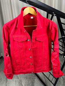 แจ็คเก็ตยีนส์ทรงสลิมฟิตสีแดงพร้อมกระเป๋าข้าง แจ็คเก็ตยีนส์ทรงหลวมๆ สไตล์ผู้ชาย แขนยาว ปกเสื้อคอกลม ทรงหลวมๆ สำหรับใส่ในฤดูใบไม้ผลิและฤดูใบไม้ร่วง