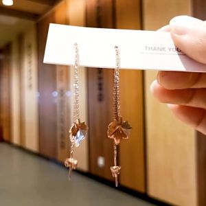 Khuyên tai chất nữ khuyên tai cute khuyên tai dễ thương kiểu dáng chiếc lá phong - Hàng chuẩn titan dày màu sắc bóng đẹp - Cam kết 1 đổi 1 nếu đen và gỉ sét