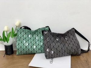 Isse Y Miyake Túi Đeo Chéo Tổ Ong Mới Mùa Hè Cùng Một Đoạn Họa Tiết Gia Đình Lưới Kim Cương Túi Đeo Chéo Thời Trang