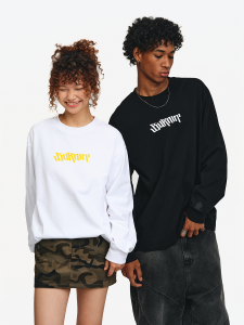 เสื้อยืดแขนยาวผ้าฝ้ายแท้หลวมๆ สำหรับผู้ชายและผู้หญิง ทรงหลวมๆ สำหรับคู่รัก แฟชั่นอเมริกัน เสื้อเชิ้ตทรงพื้นฐาน เสื้อเชิ้ตสไตล์อเมริกัน