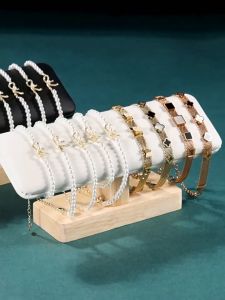 C12-5 แท่นข้อมือกำมะหยี่ฐานไม้ F6-1