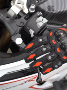 ถุงมือสำหรับขี่ ที่สามารถสวมใส่สัมผัสใช้งานอุปกรณ์อิเล็กทรอนิกส์ได้ทันที