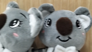 DREAMTOYS96 Boneka Duduk Koala pakai Pita Baju Kotak Kotak Size S